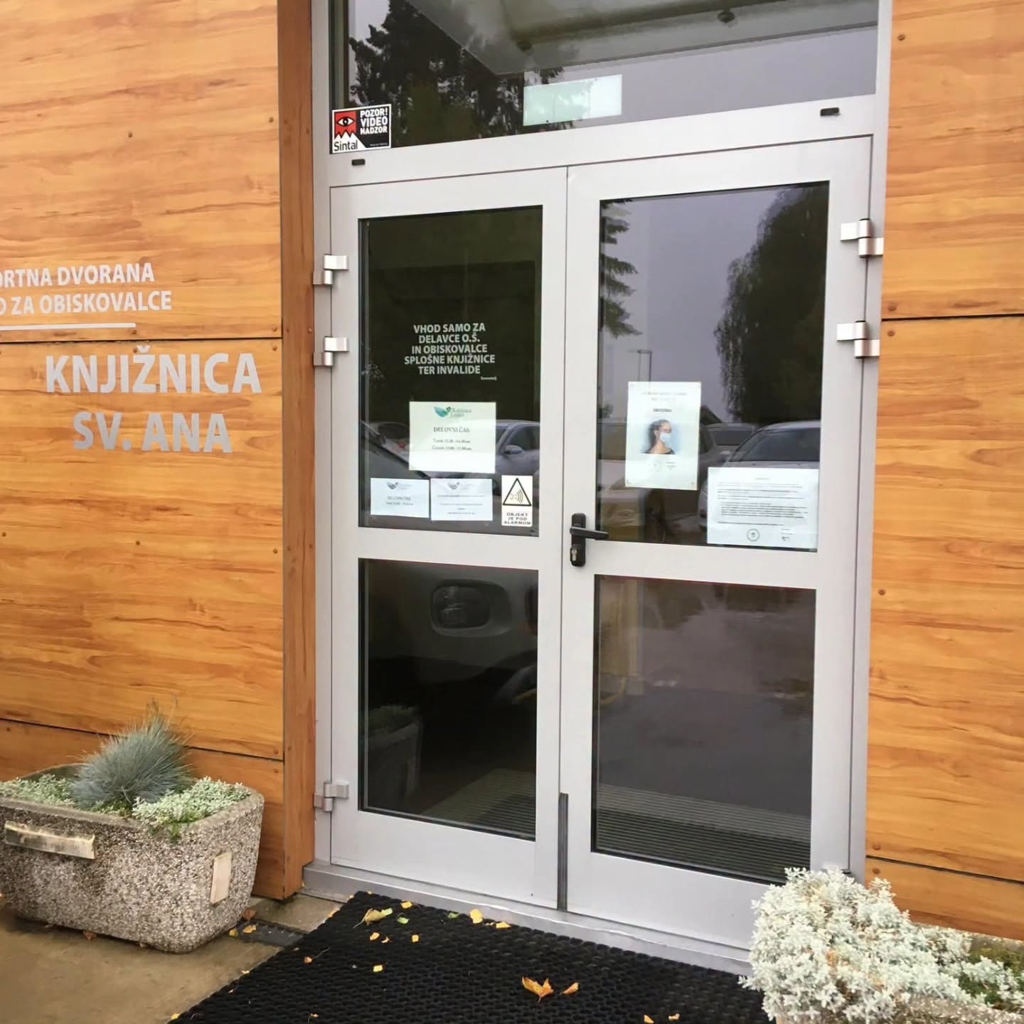 Knjižnica Sv. Ana VHOD